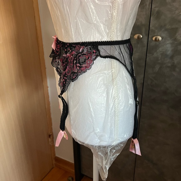 Agent Provocateur Black and Pink Lace Garter Belt - Picture 2 of 8